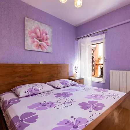 Below The Stars شقة