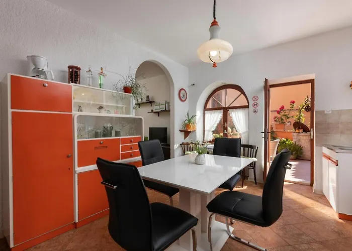 Below The Stars * Ρόβινι