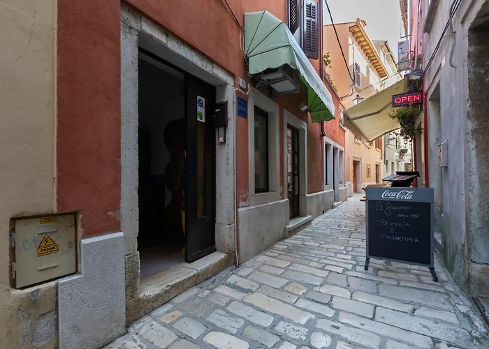 Below The Stars Ρόβινι