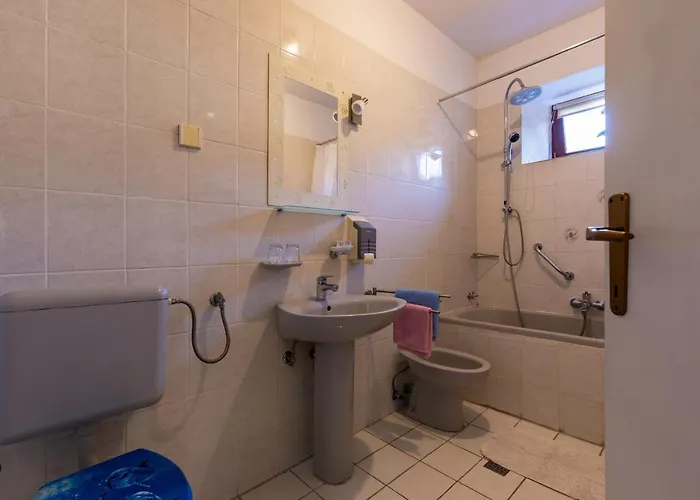 Below The Stars * Ρόβινι