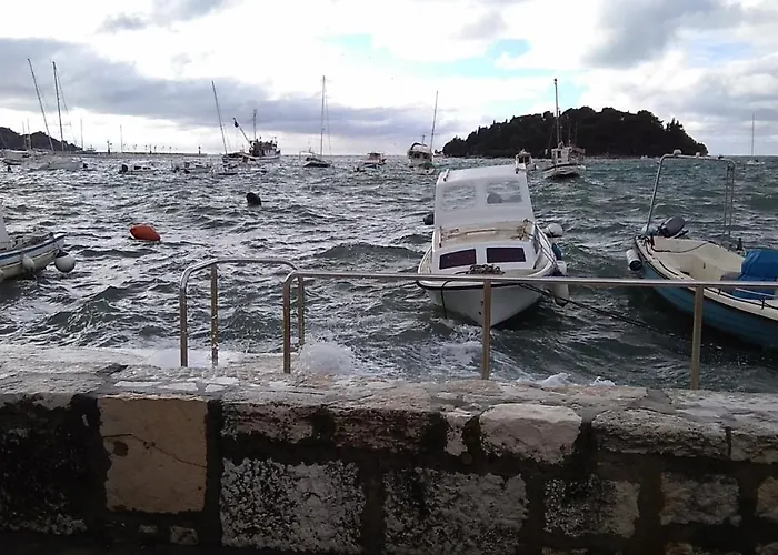 Below The Stars * Ρόβινι