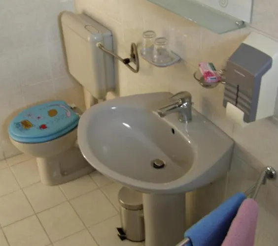 Below The Stars Ρόβινι