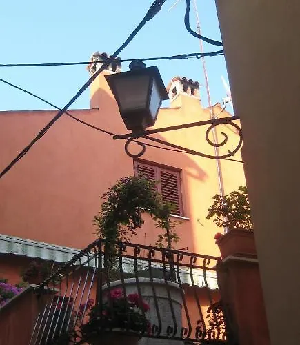 Below The Stars Ρόβινι